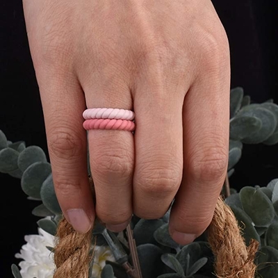 Λεπτύντε τα πλεγμένα Stackable γαμήλια δαχτυλίδια σιλικόνης Hypoallergenic αθλητικών μαύρα δαχτυλιδιών για τις γυναίκες