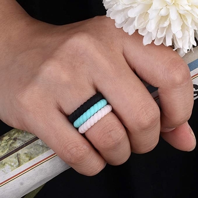 Λεπτύντε τα πλεγμένα Stackable γαμήλια δαχτυλίδια σιλικόνης Hypoallergenic αθλητικών μαύρα δαχτυλιδιών για τις γυναίκες